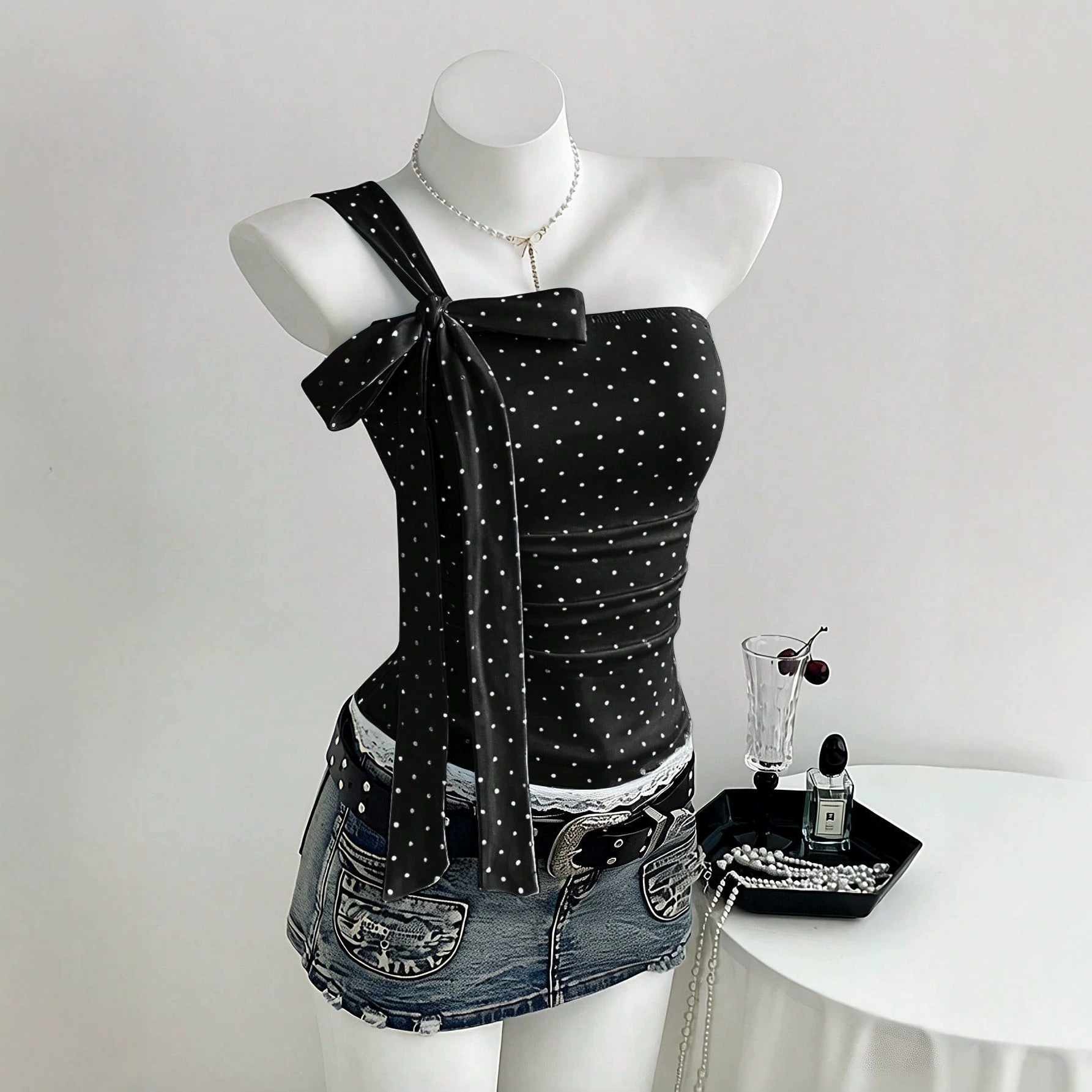 เสื้อกล้ามผู้หญิง คอวี แขนกุด  - Strapless Bra Backless บทวิจารณ์และราคา